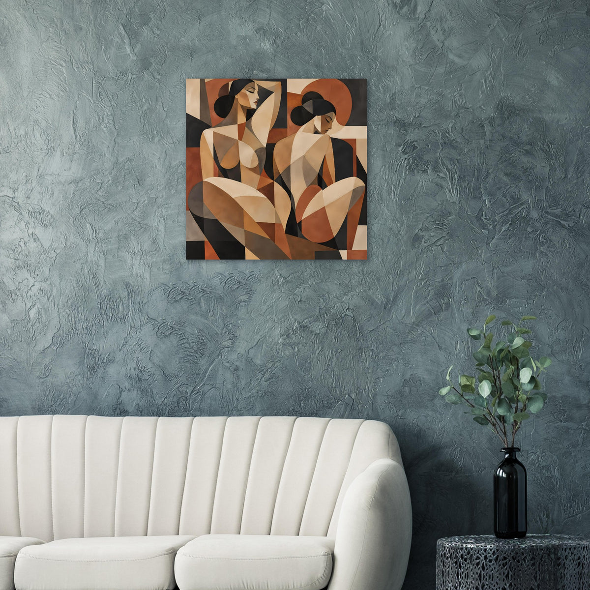 Quadratisches Kunstposter mit abstrakten Frauenfiguren in erdigen Braun- und Schwarztönen.