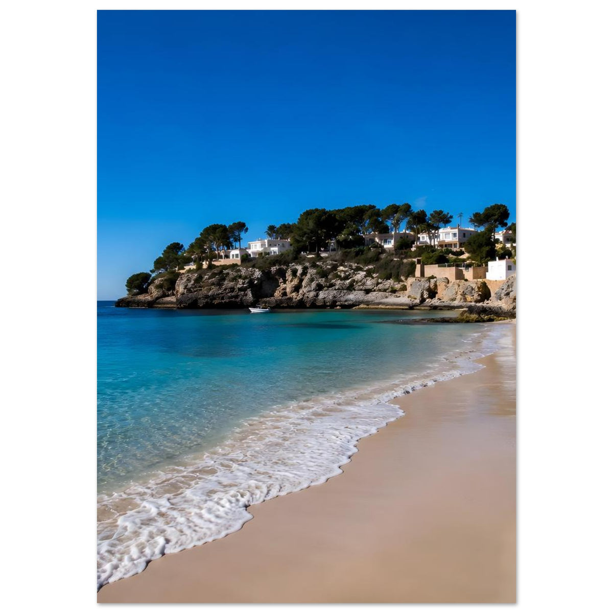 Poster mit Küstenbucht: türkises Meer, schmaler Strand und bewaldetes Ufer mit Häusern, Hochformat
