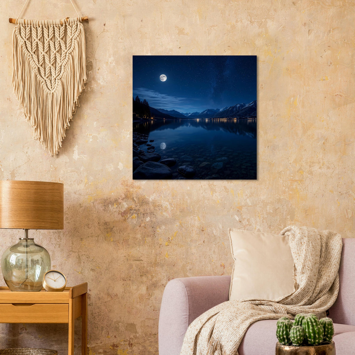 Quadratisches Wandposter: nächtlicher See mit Bergen, Mond über dem Wasser und Ufersteinen