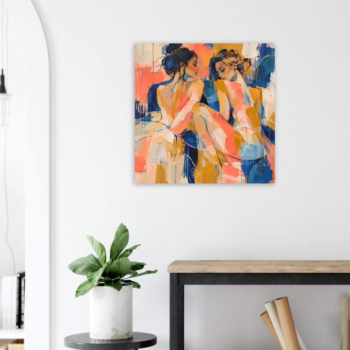 Quadratisches Kunstposter mit abstraktem Figurenpaar in Blau und Koralle, farbige Pinselstriche