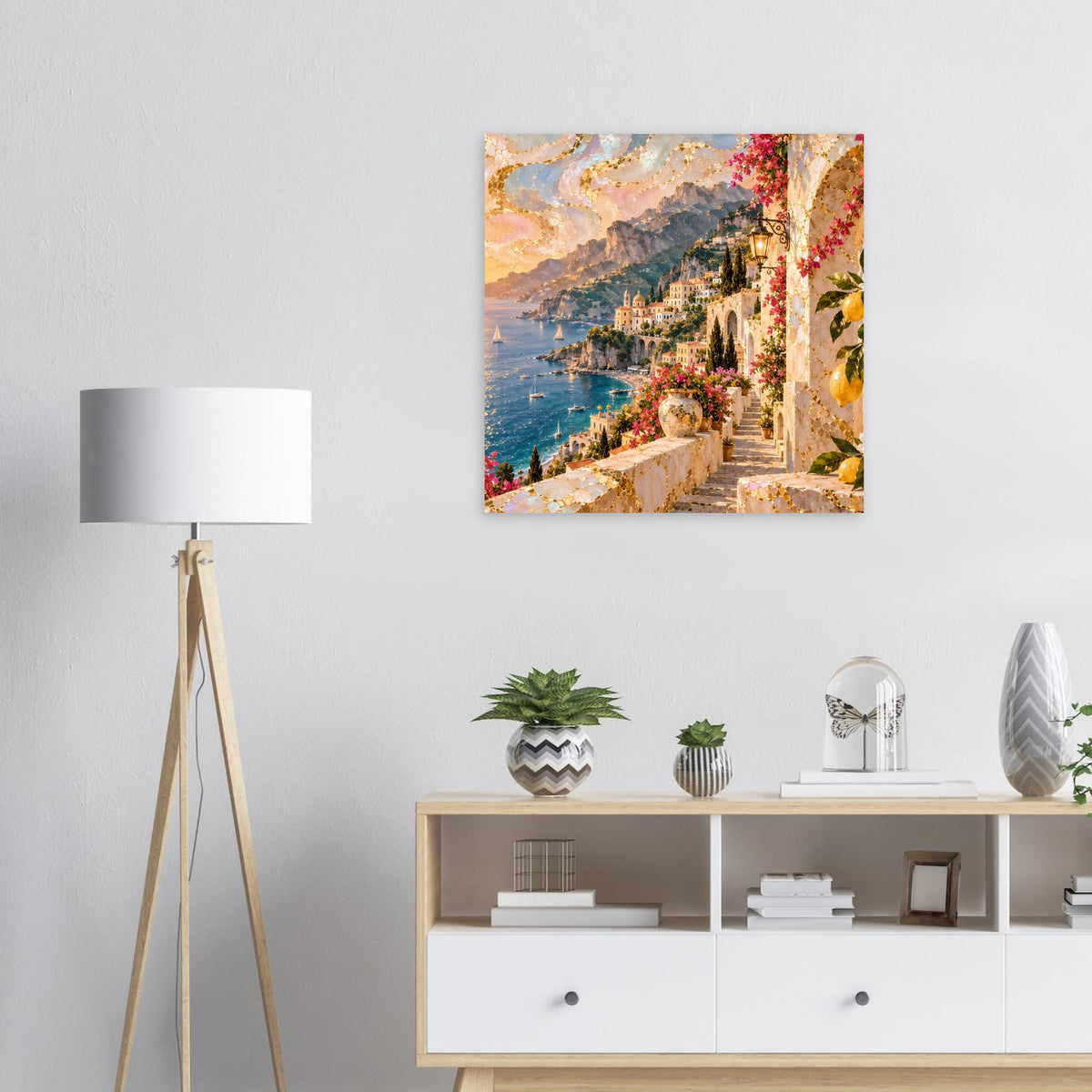 Wandposter im Querformat mit Küstenort, türkisfarbenem Wasser und goldenen Bergen