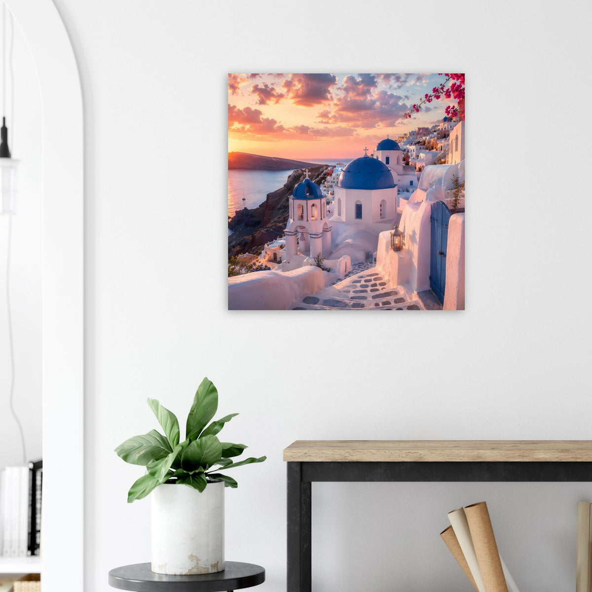 Wandposter mit Santorini-Motiv: weißblaue Kirchenkuppeln bei Sonnenuntergang am Meer