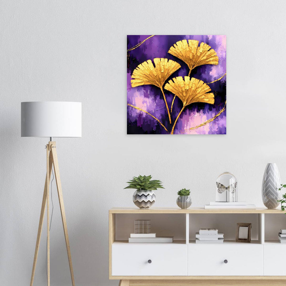 Quadratisches Wandposter mit goldenen Ginkgo-Blättern auf violettem Aquarell, schwarzer Rahmen