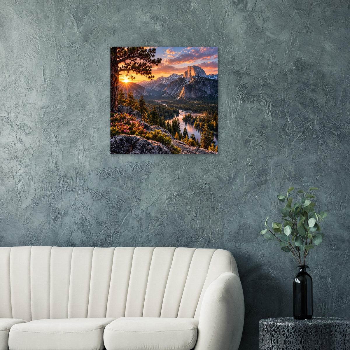 Quadratisches Poster mit Sonnenuntergang über Bergmassiv, bewaldete Hänge und Wasserlauf