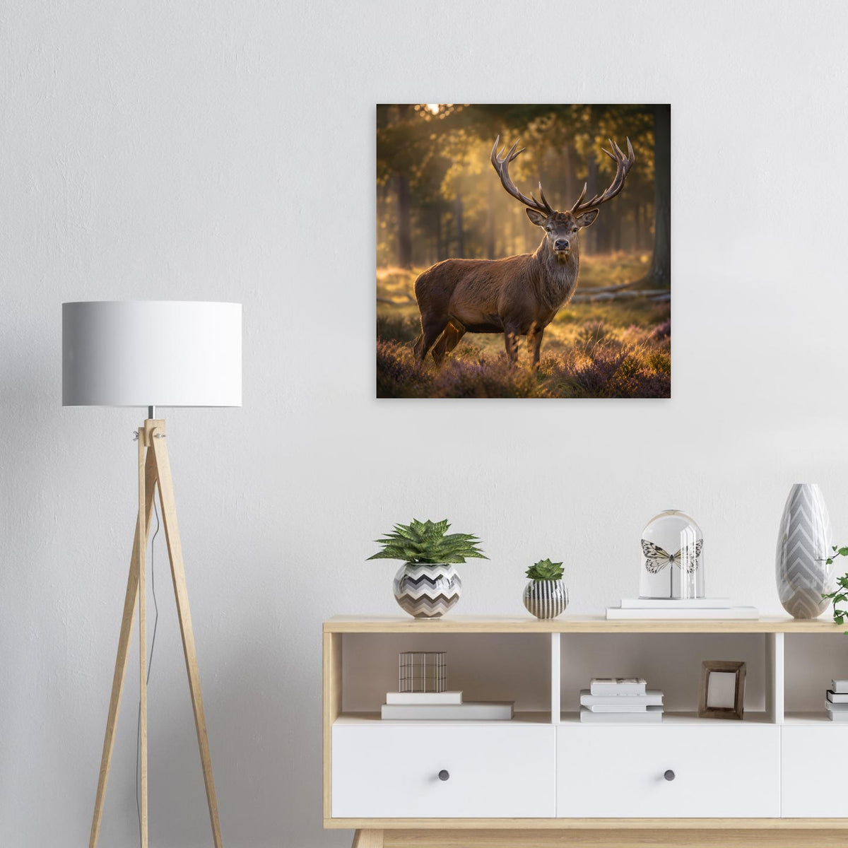 Poster mit Hirsch im Wald, braunes Geweih-Tier, schwarzer Rahmen