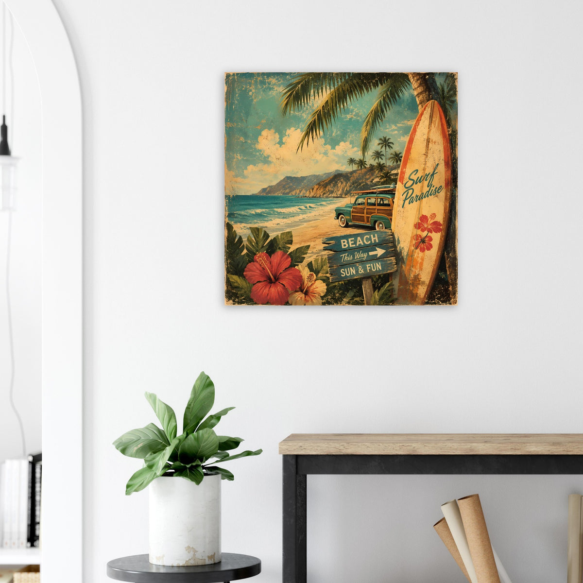 Vintage Surf-Poster mit Surfbrett, Palmen, Blumen und Beach-Text