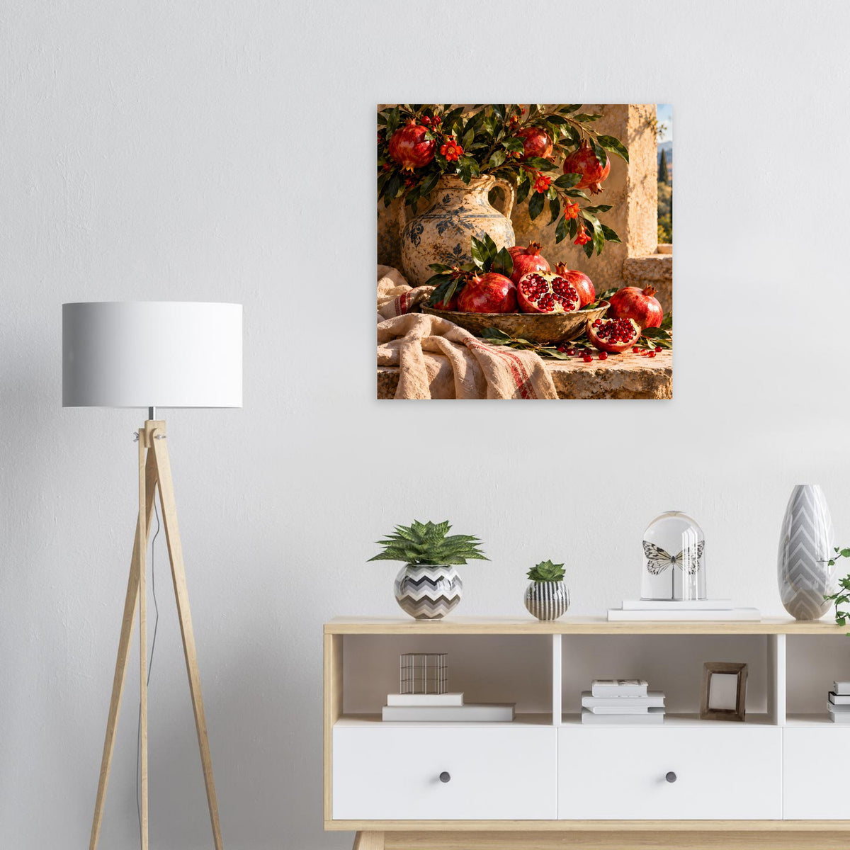 Quadratisches Poster mit Granatäpfeln, Vase und Tuch auf Steintisch