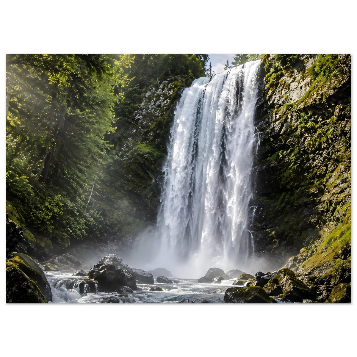 Premium-Poster mit Wasserfall und grünen Felswänden, sprühender Wassernebel, Hochformat.