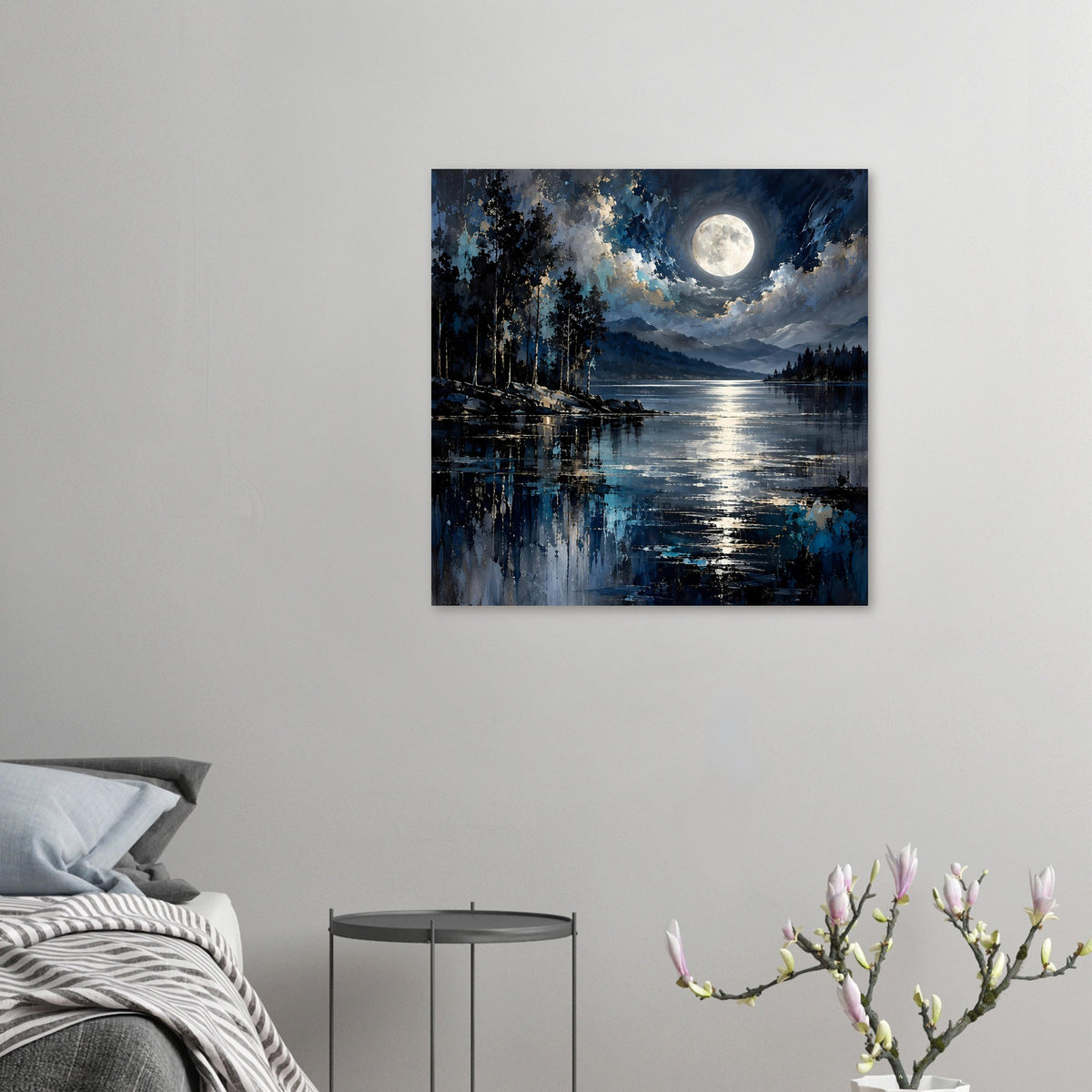 Quadratisches Landschaftsposter: Vollmond über See, Berge und Tannen, silbrig reflektierendes Wasser.