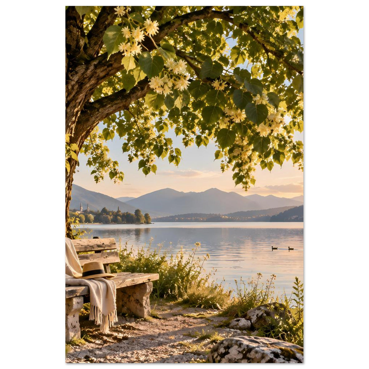 Poster im Hochformat: Seeufer mit Baumzweigen, Berge in der Ferne und ruhigem Wasser
