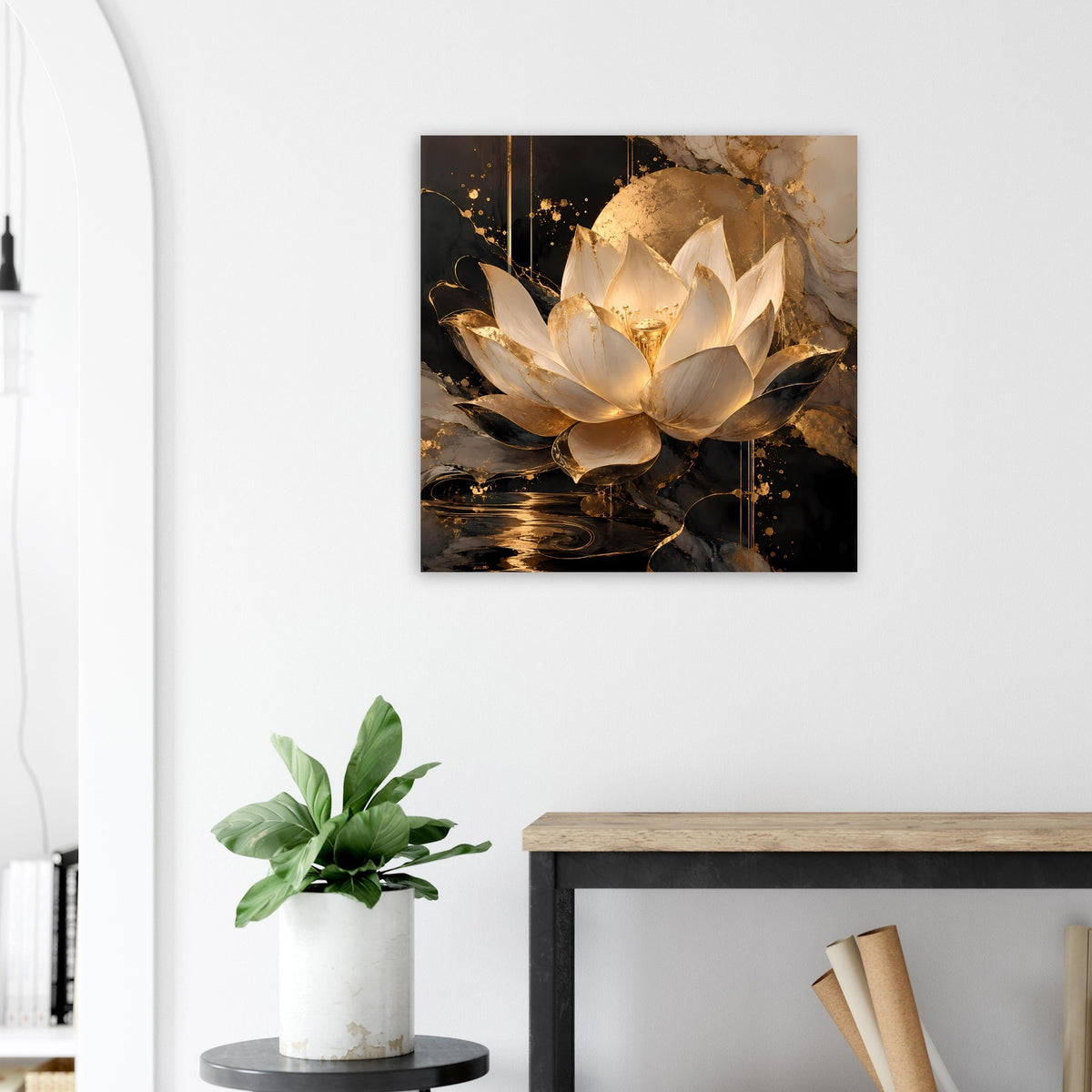 Wandposter mit Lotusblüte in Gold und Elfenbein, dunkle Reflexionen und Details
