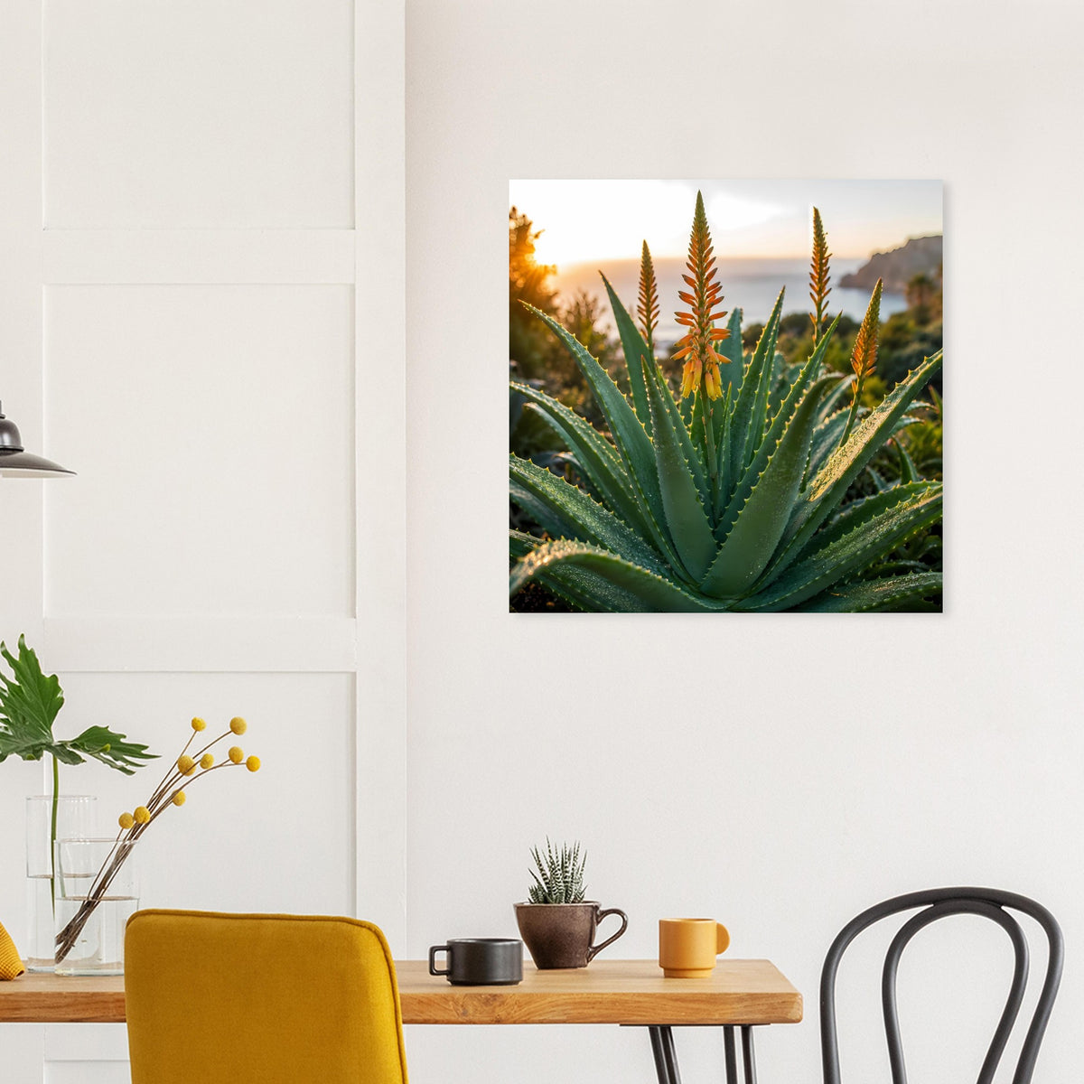 Poster: grüne Aloe mit gelb-orangen Blüten und warmem Sonnenuntergangshimmel