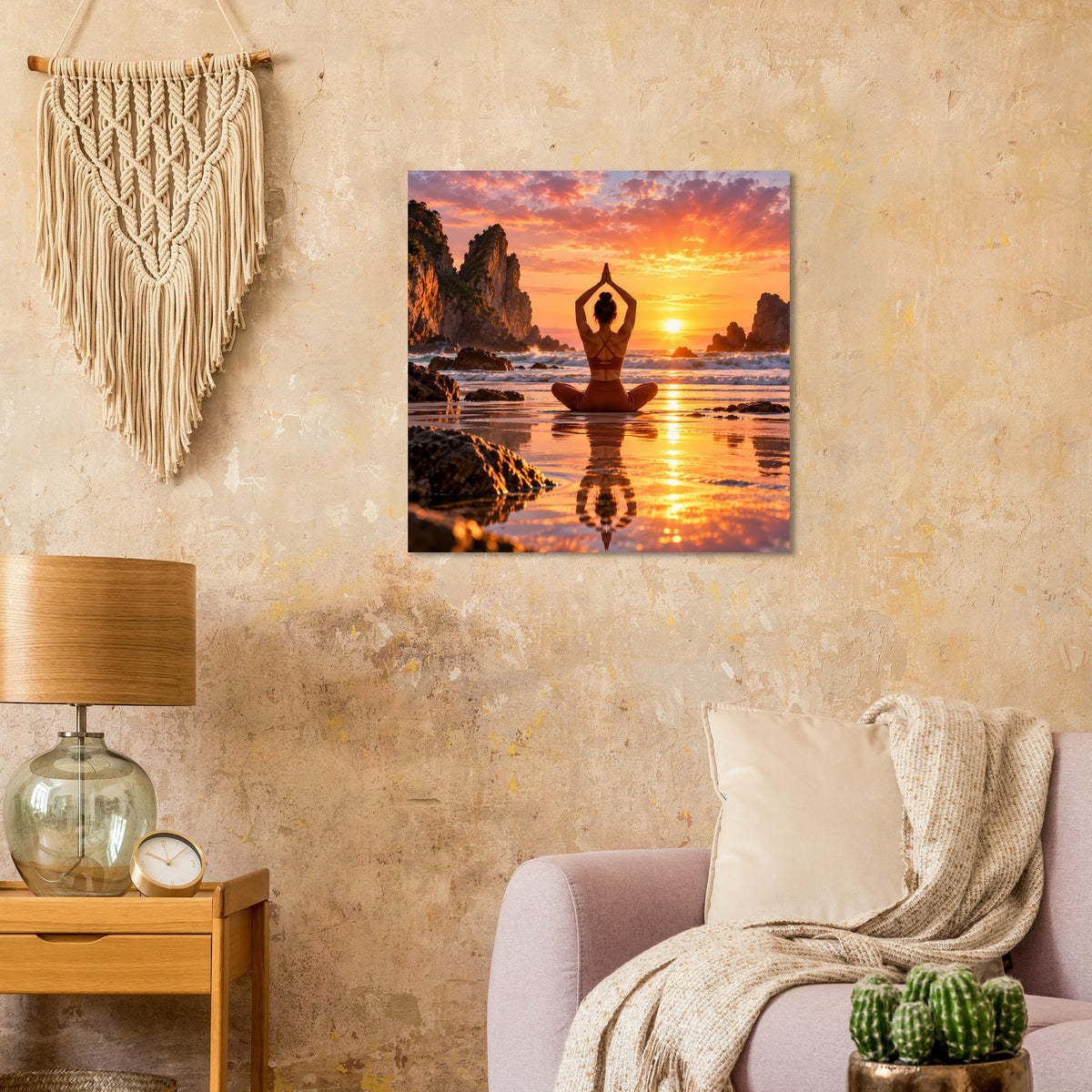 Yoga-Poster im quadratischen Format: meditierende Figur vor goldrotem Sonnenuntergang