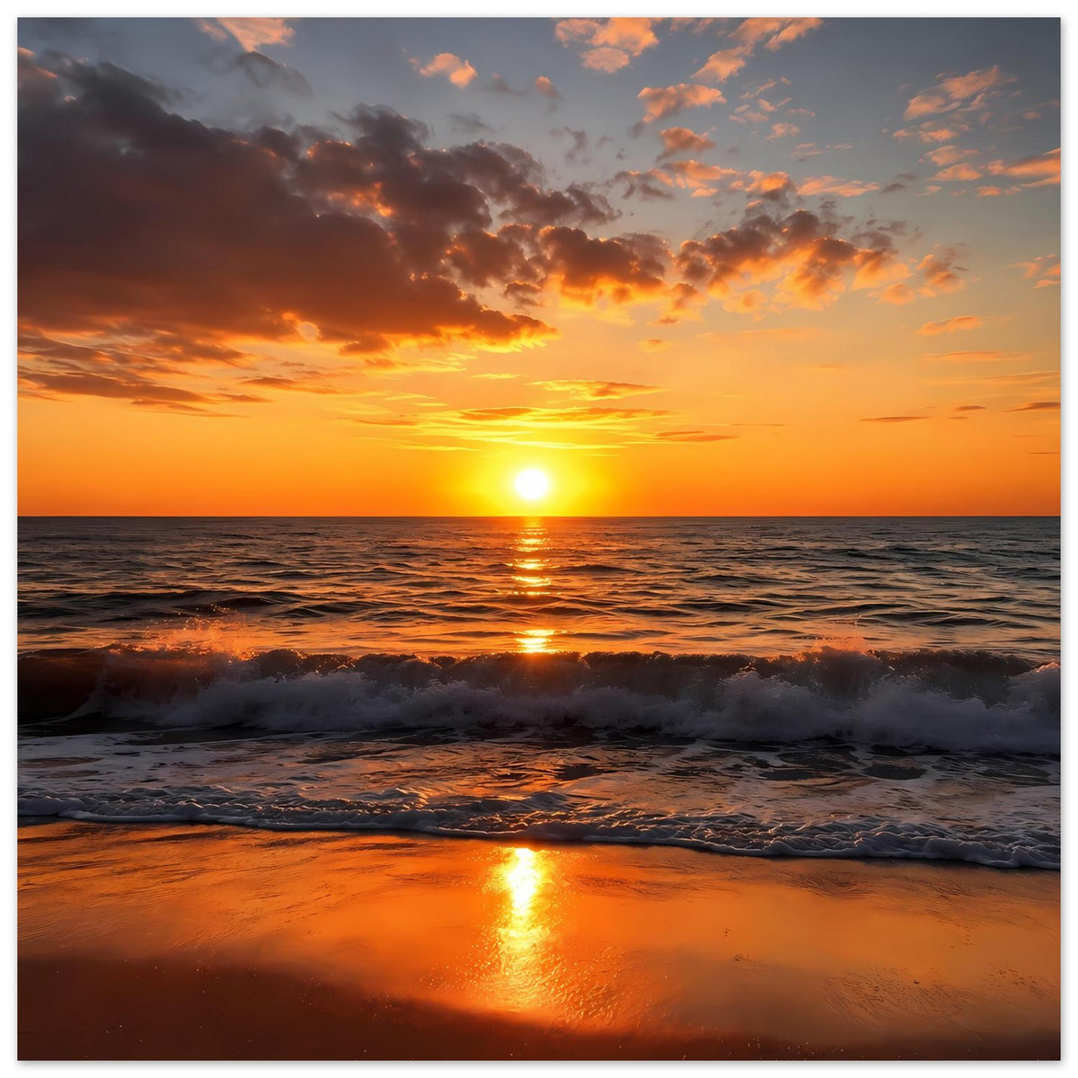 Poster mit Sonnenuntergang am Strand: Meer, goldener Sonnenreflex und Wellen im Vordergrund