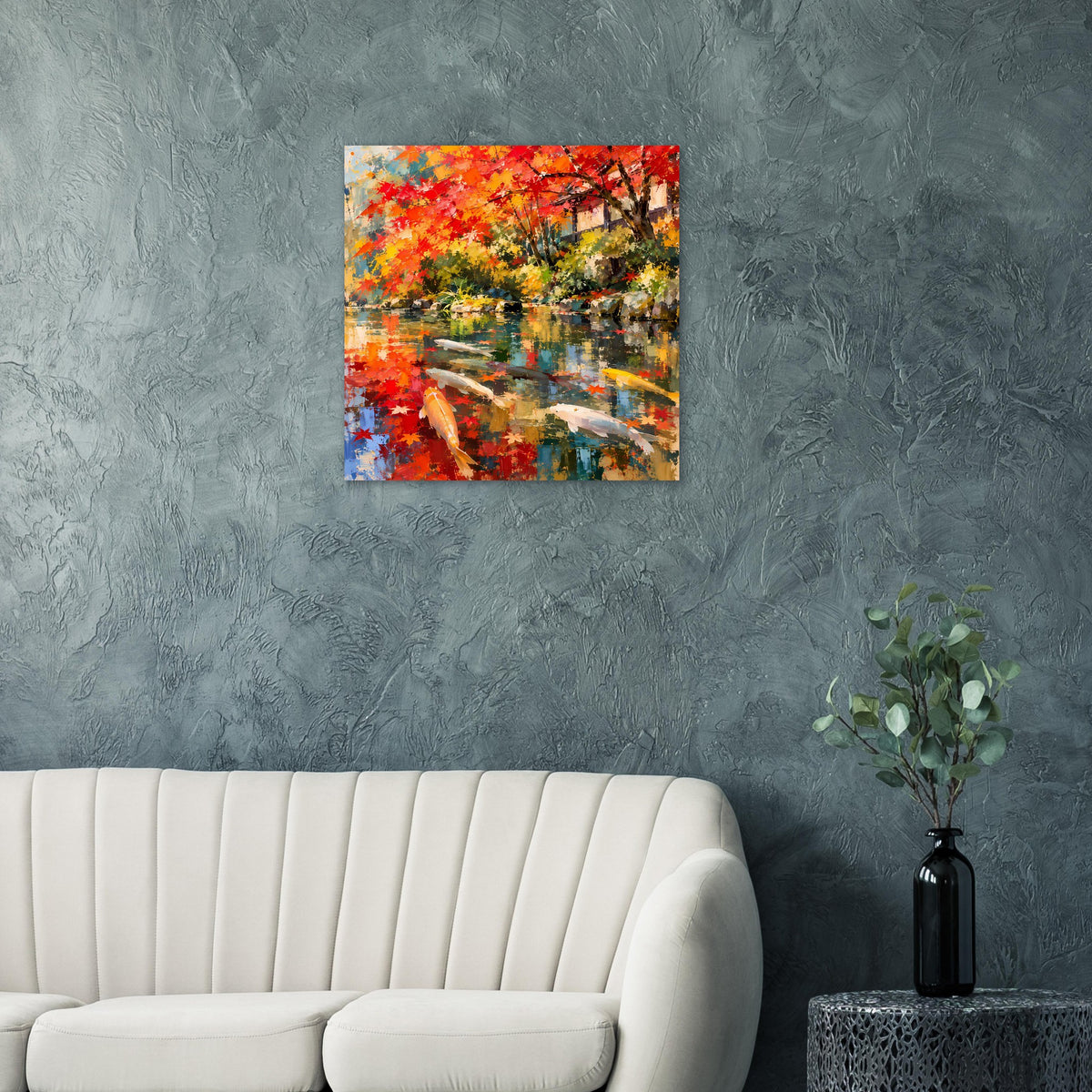 Quadratisches Poster zeigt Koi im Teich mit buntem Herbstwald und Wasserreflexionen