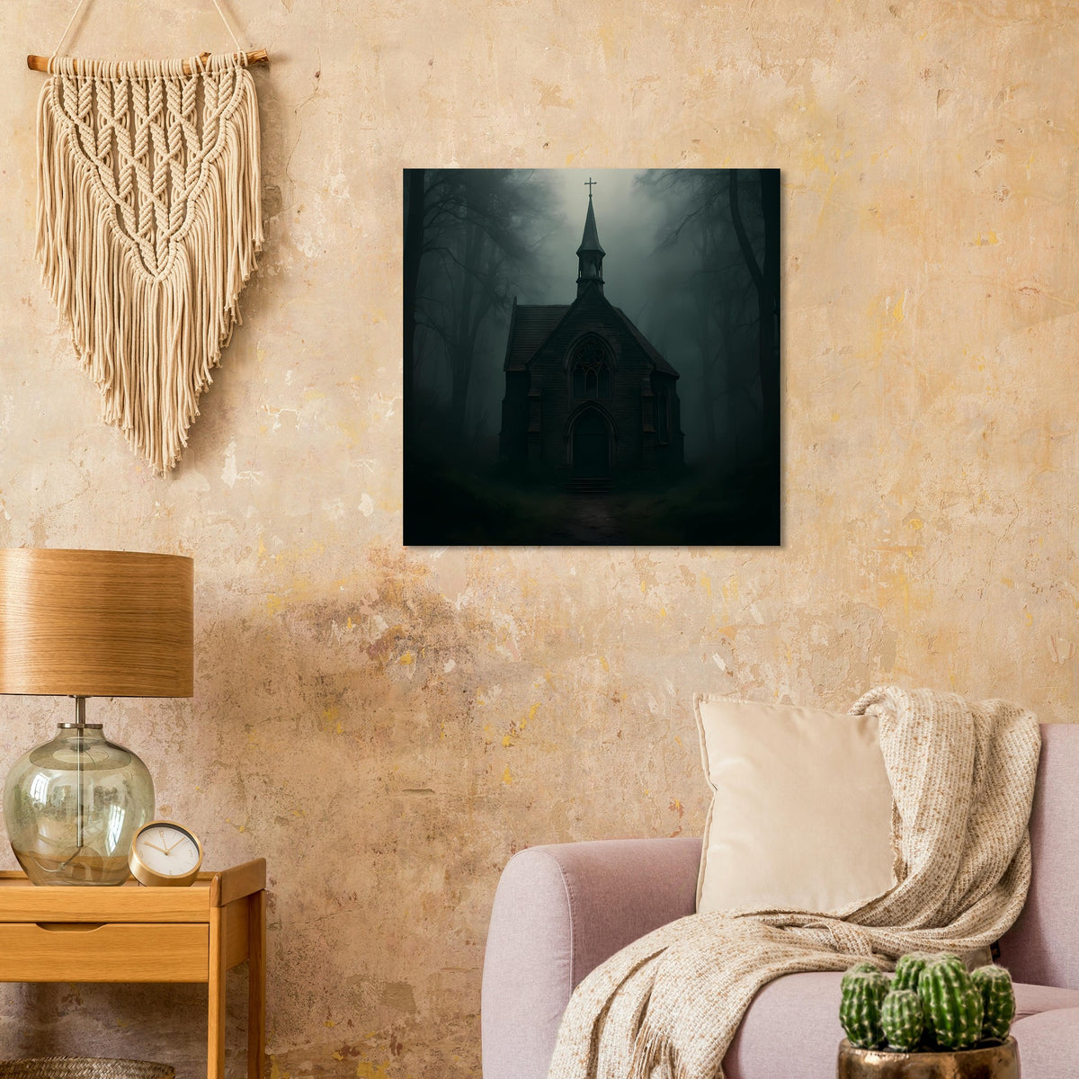 Quadratisches Poster mit Kapelle im Nebelwald und Turmkreuz, dunkle Grünnuancen