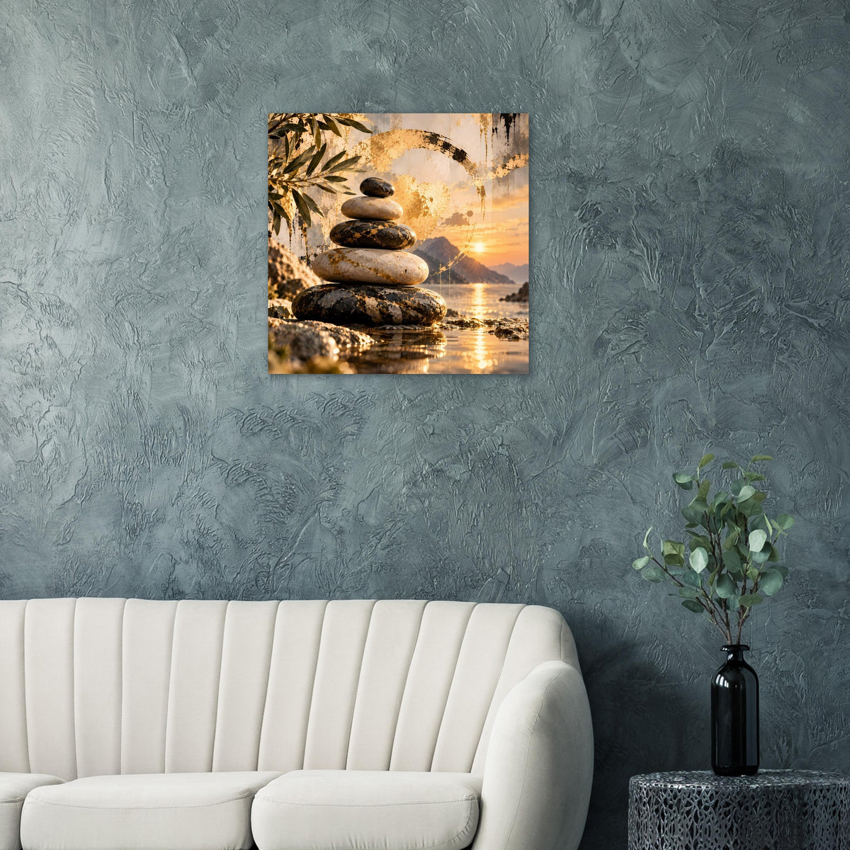 Zen-Harmonie-Poster auf grauer Wand: Steinturm im Licht des Sonnenuntergangs