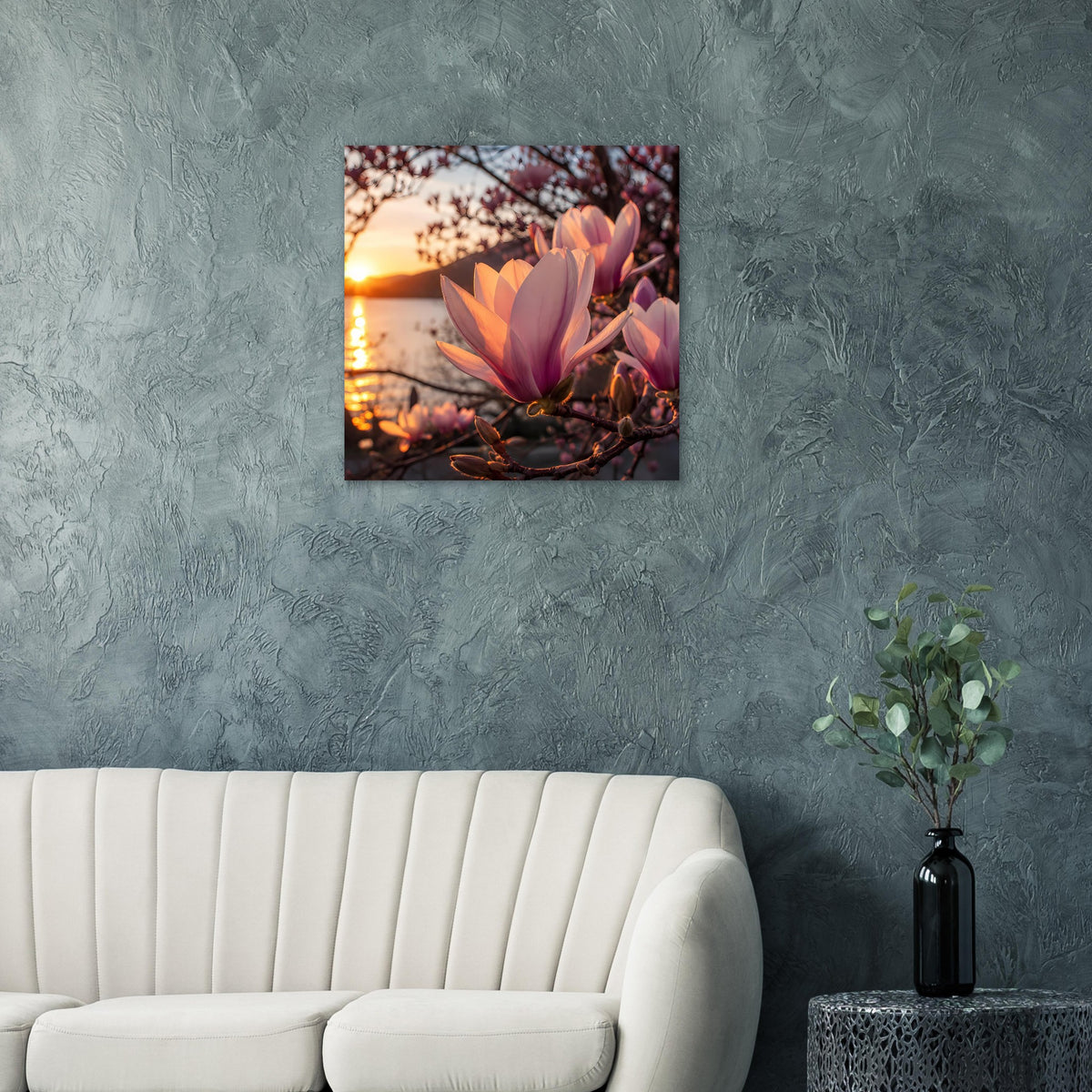 Blumenposter mit Magnolienblüten und Sonnenaufgang, quadratisch an blau-grauer Wand