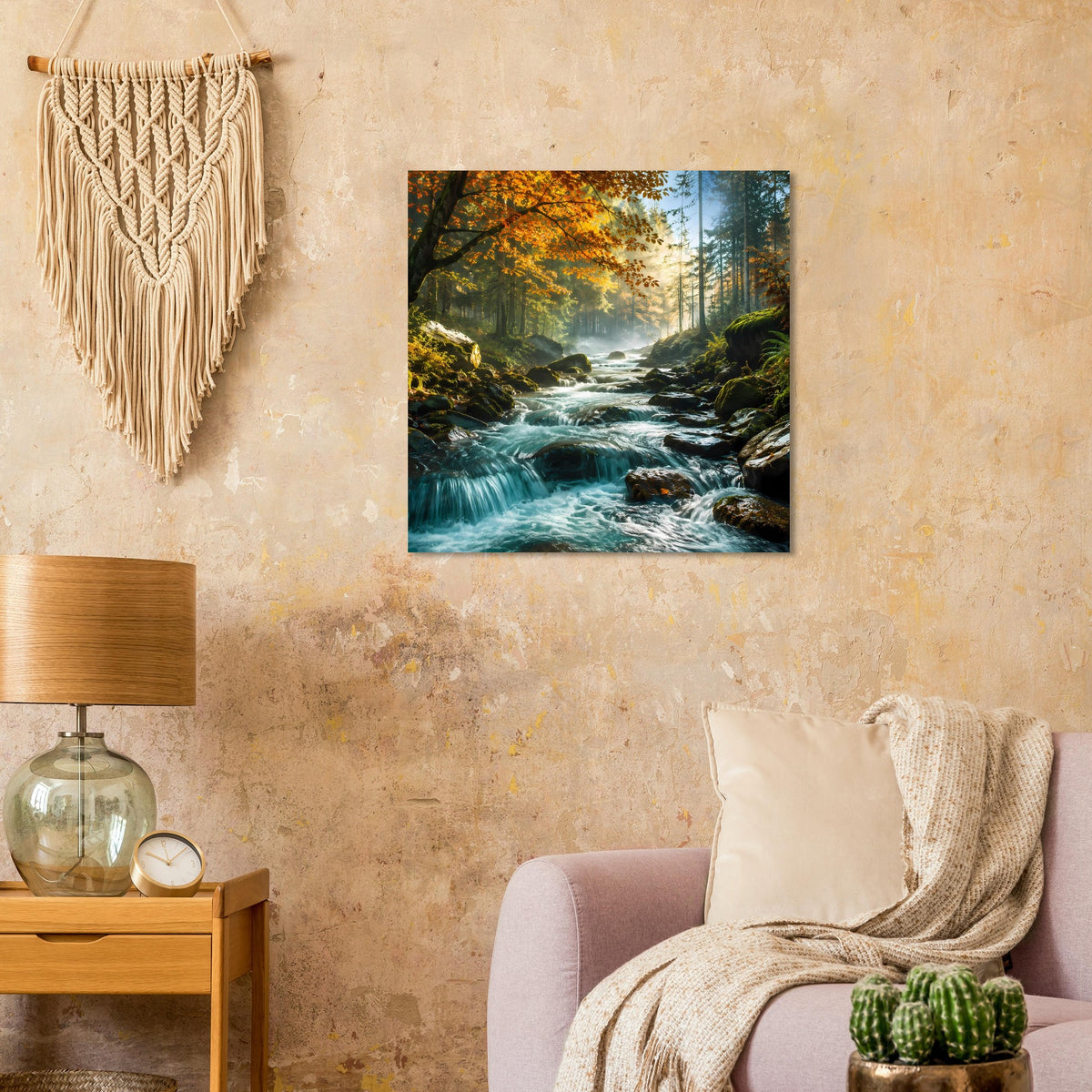 Poster mit Waldweg am Fluss, gold-orangene Blätter und ein nebliger Wald im Hintergrund