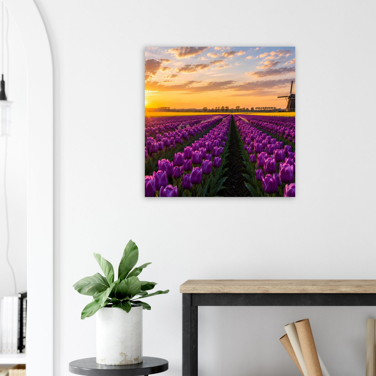 Quadratisches Wandposter mit violettem Tulpenfeld, zentralem Weg und warmem Himmel