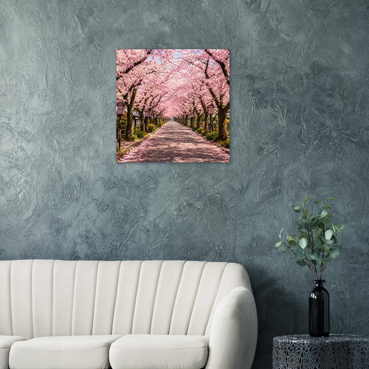 Quadratisches Poster mit Kirschblütenallee: rosa Blüten über einem langen Weg