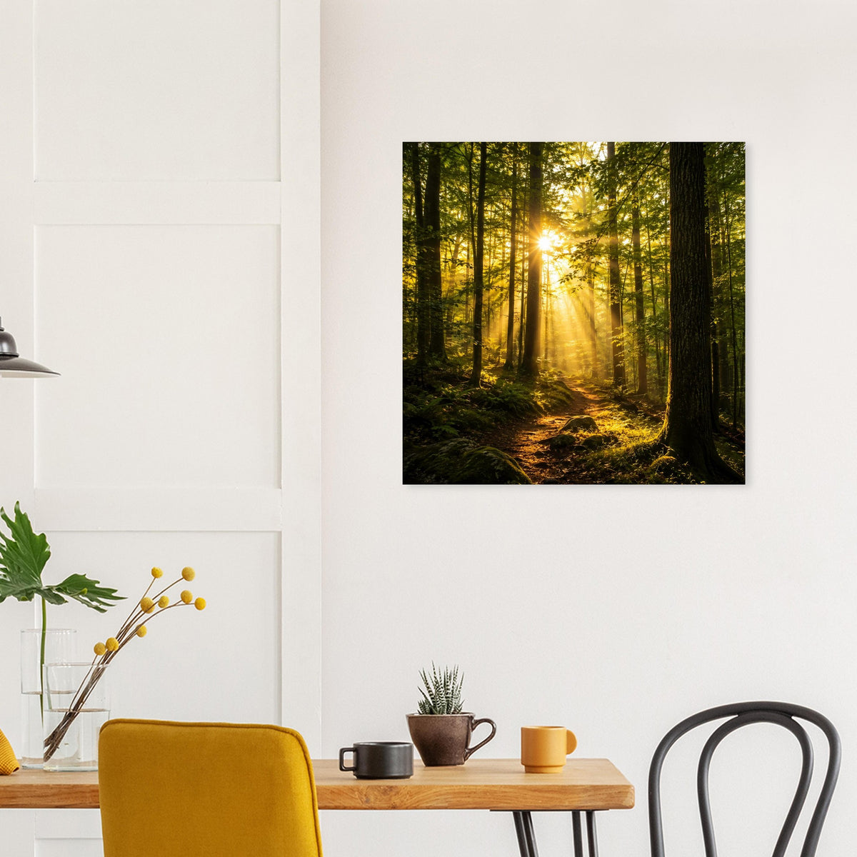 Quadratisches Poster mit sonnendurchflutetem Wald und Pfad, schwarzer Rand.