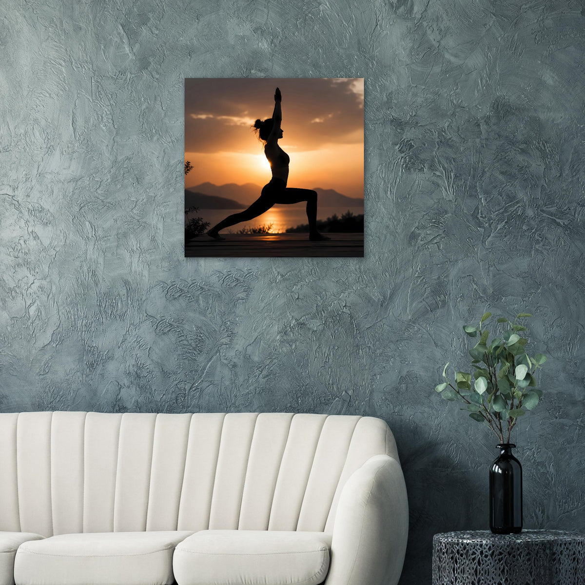 Yoga-Poster im schwarzen Rahmen mit Silhouette in Abendsonne, gold-orange Farbverlauf, ruhige Landschaft