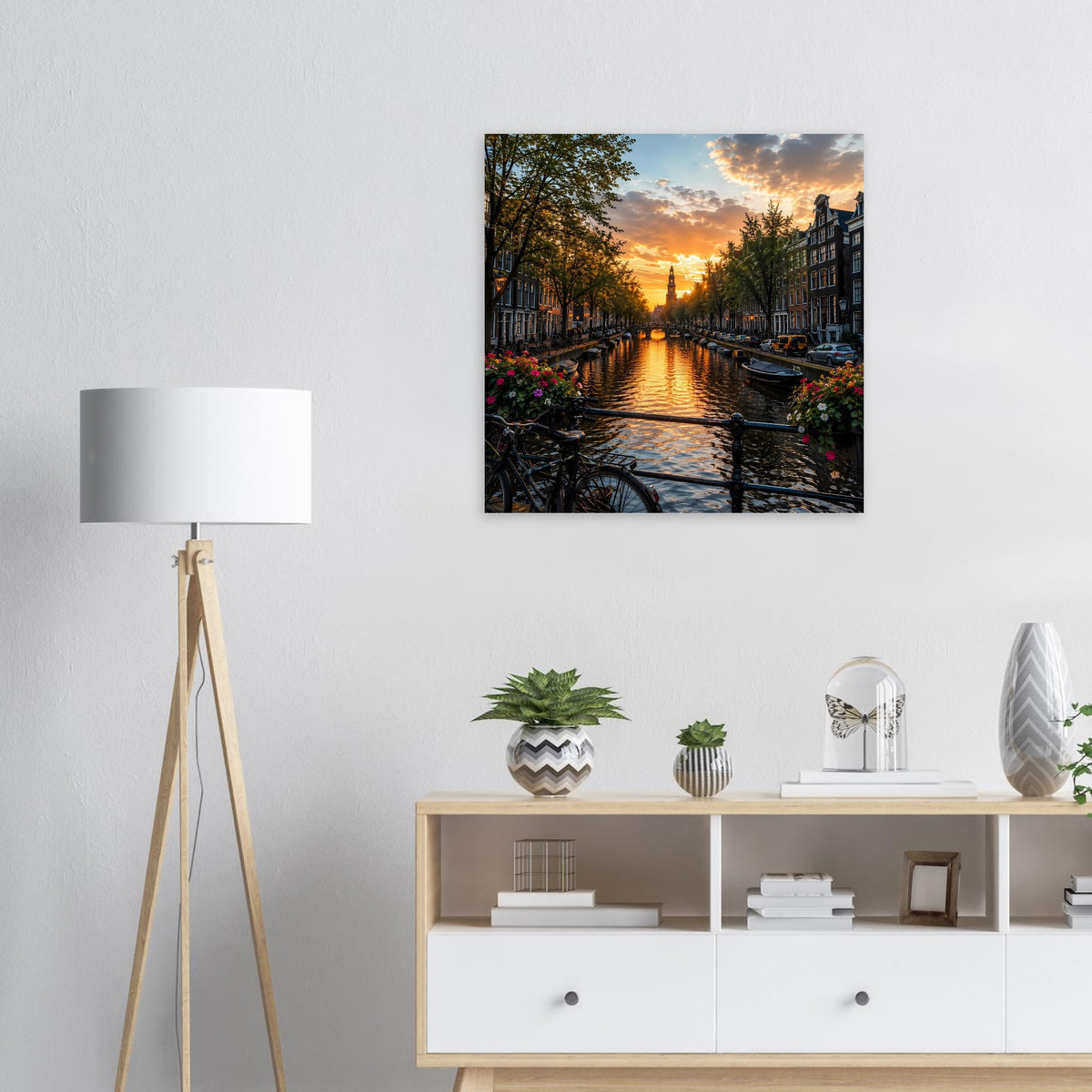 Quadratisches Wandposter: Kanal mit Blumenbeeten, Sonnenuntergang zwischen Uferbäumen