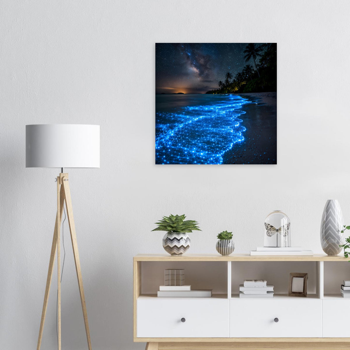 Strandposter mit blauem Biolumineszenz-Leuchten am Wasser entlang der Küste