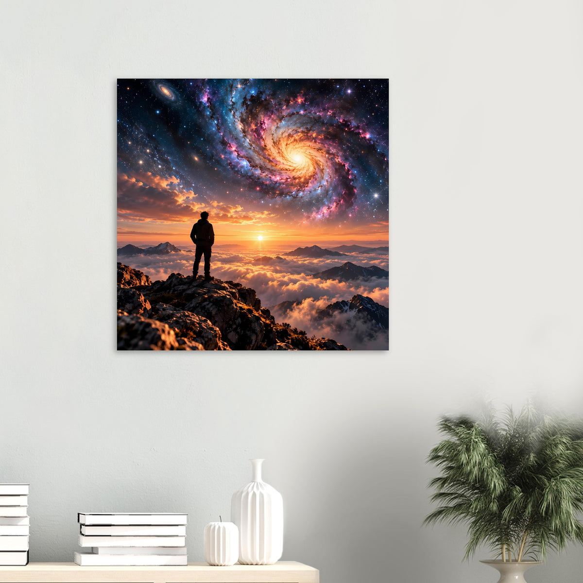 Kleines Vertikal-Landschaftsposter: stehende Silhouette, Spiralgalaxie und Sonnenuntergang