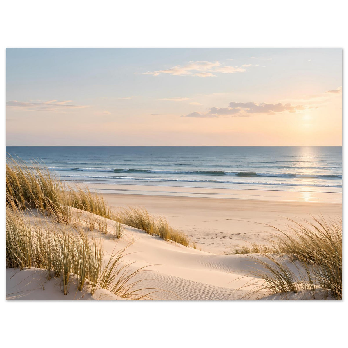 Horizontales Poster: Sanddünen im Vordergrund, ruhige Wellen und warmer Himmel beim Sonnenuntergang