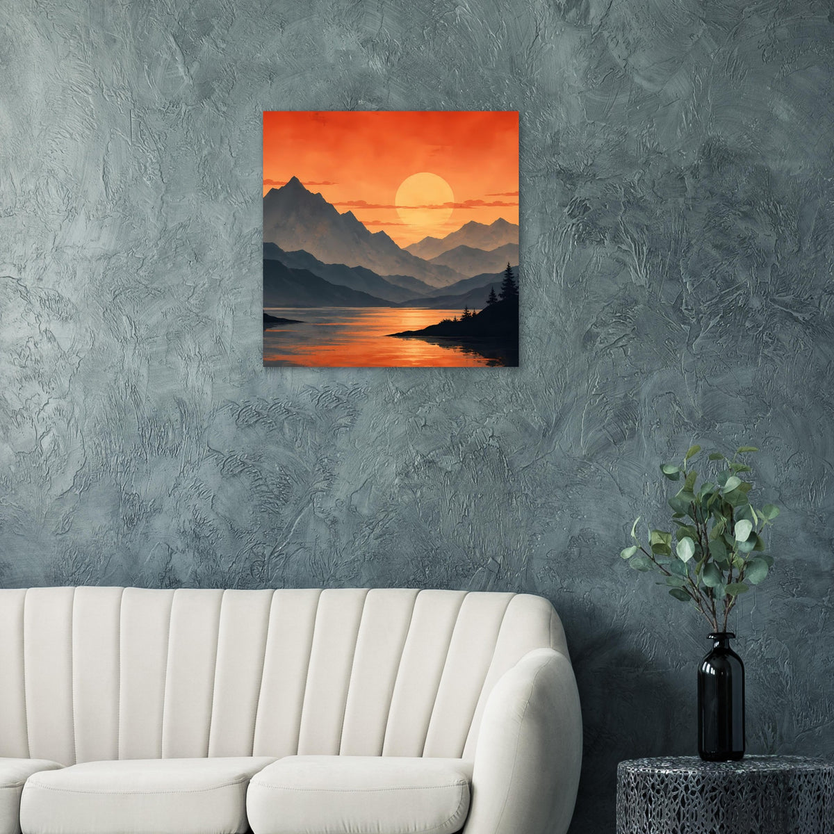 Quadratisches Poster mit orangefarbenem Sonnenuntergang, dunklen Bergketten und Ufer am Bergsee