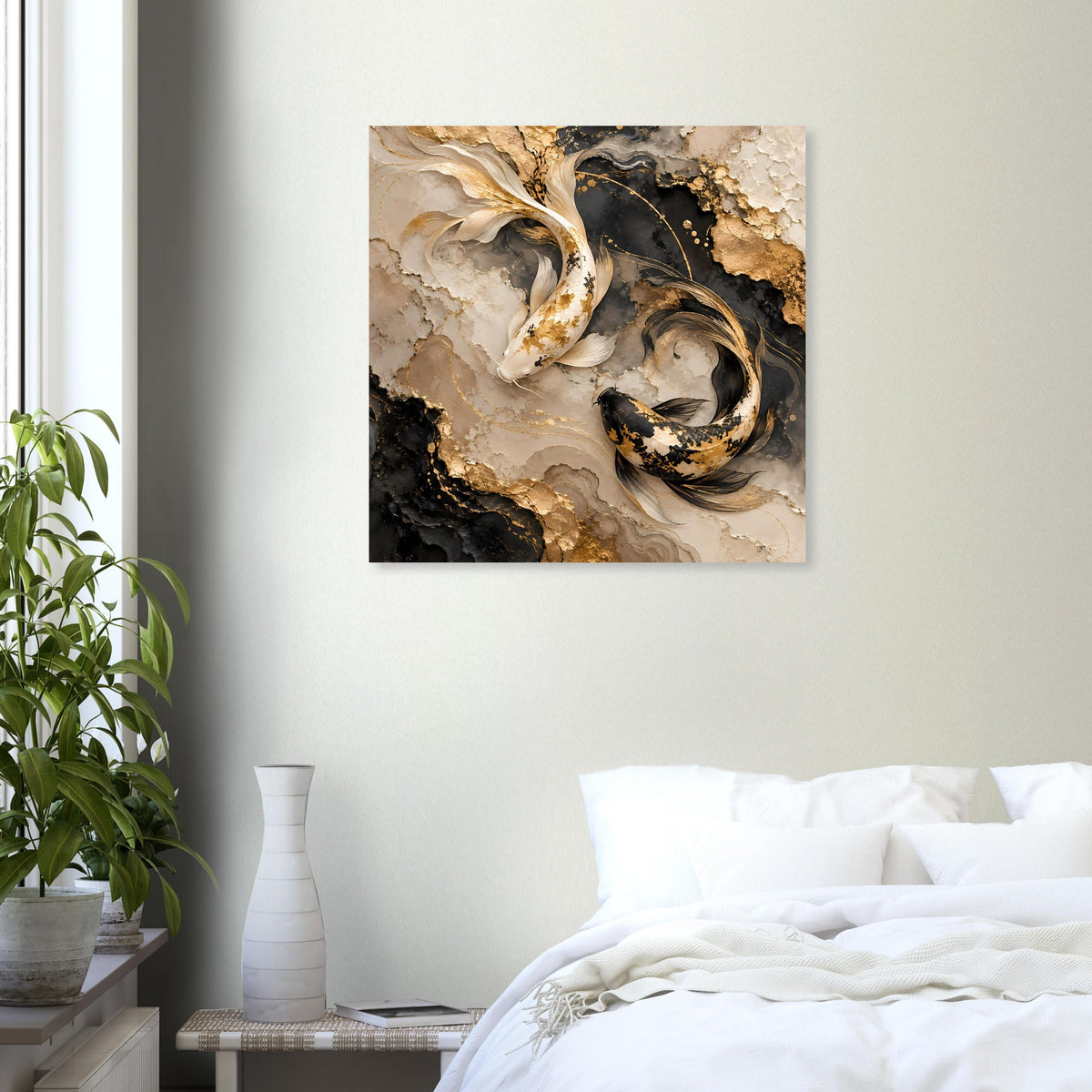 Rahmenloses Kunstposter mit goldenen Koi-Fischen auf schwarzer Fläche, cremefarbene Wolkenoptik