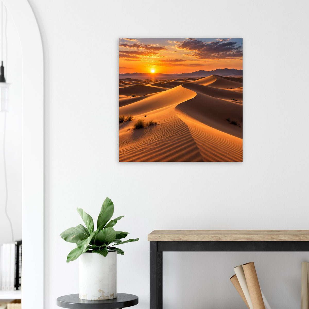 Quadratisches Wandposter mit Sonnenuntergang über Dünen und orangefarbenem Himmel
