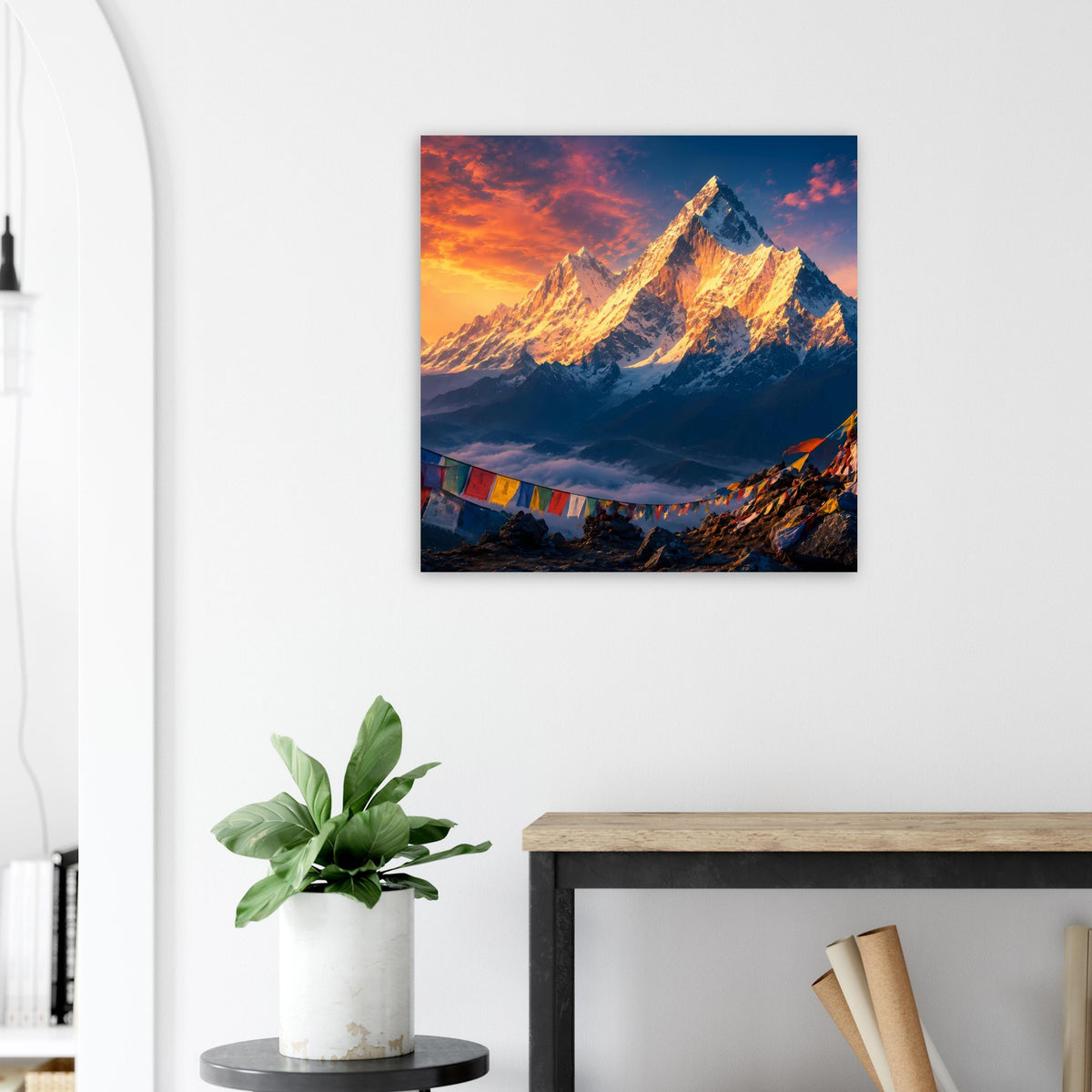 Quadratisches Wandposter: strahlende Bergspitzen bei Sonnenuntergangsfarben und Wimpeln