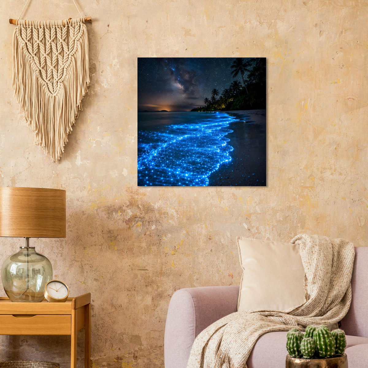 Strandposter mit blau leuchtendem Meerwasser und dunkler Nachtlandschaft