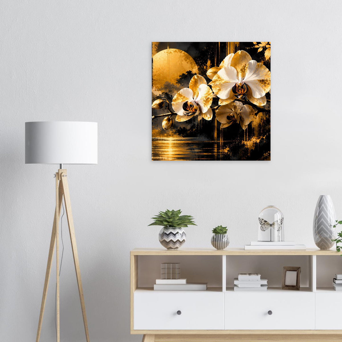 Quadratisches Wandposter mit weißen Orchideen und goldener Reflexion auf dunklem Grund