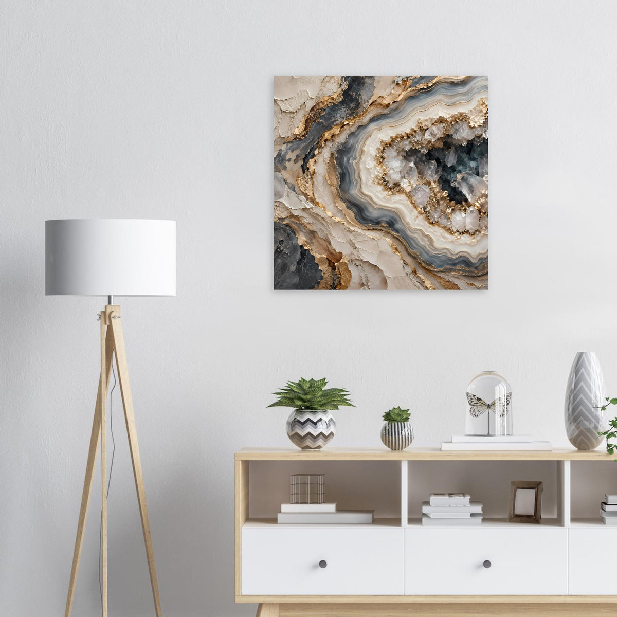 Poster mit geodenartigen Schichten in Creme, Rauchgrau und goldenen Akzenten