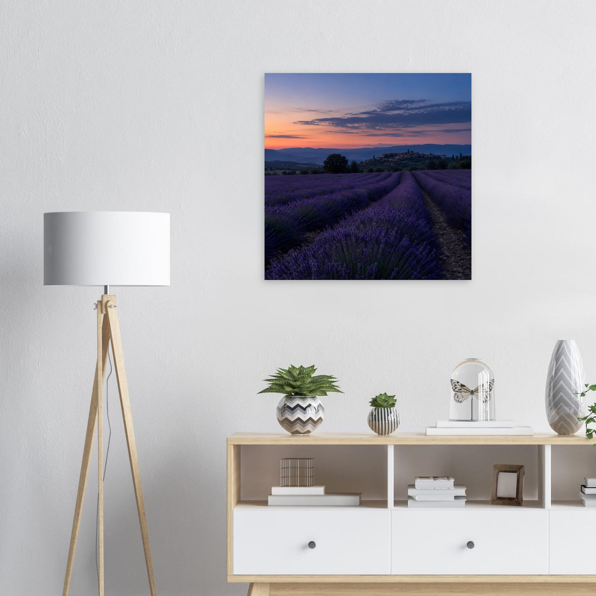 Quadratisches Poster mit Lavendelfeld und Abendhimmel in Blau- und Violetttönen.