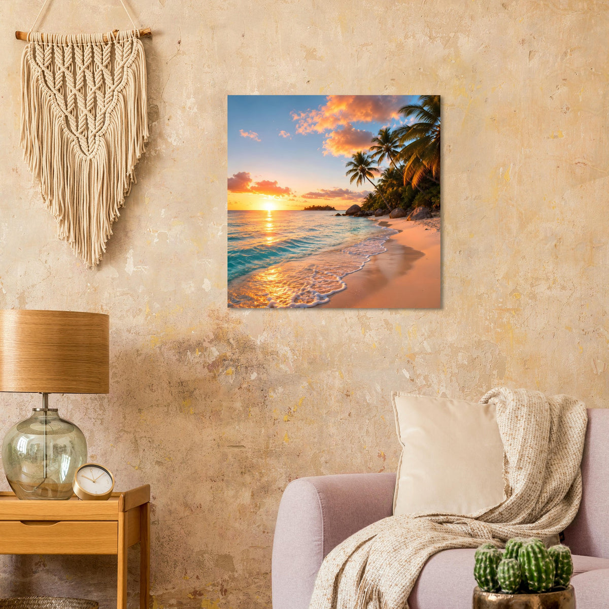 Quadratisches Poster mit tropischer Strandlandschaft bei Sonnenuntergang und Palmen am Ufer.