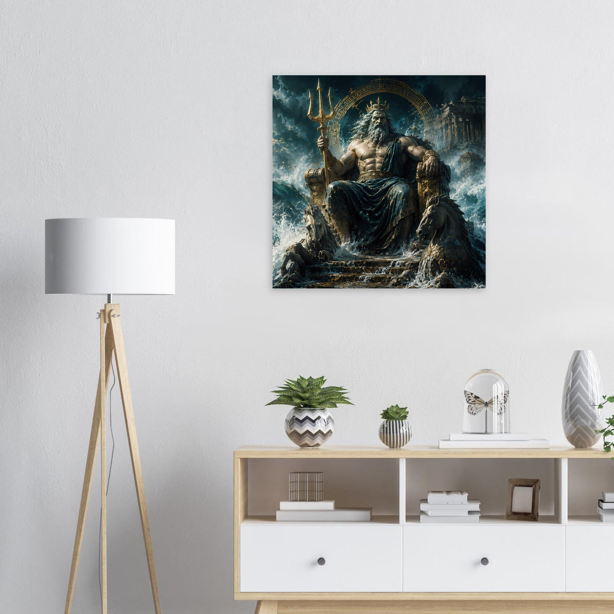 Poster mit Poseidon auf Thron, Dreizack erhoben, dunkle Meereslinie und Lichtbogen