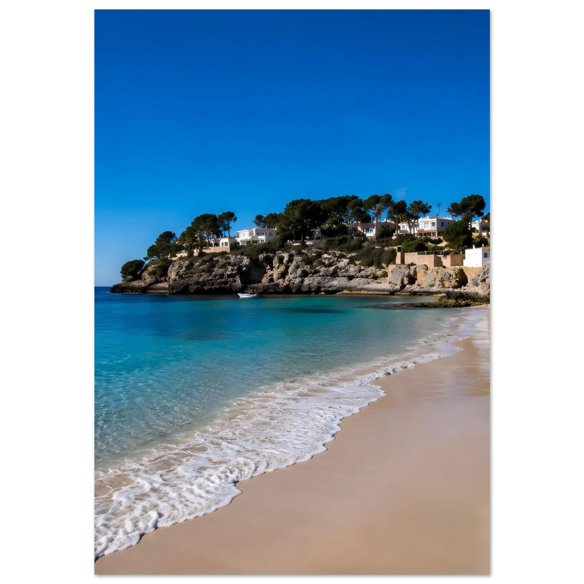 Meerstrand-Poster: türkisblaues Wasser und Sandstrand, Felsküste mit weißen Häusern (Hochformat)