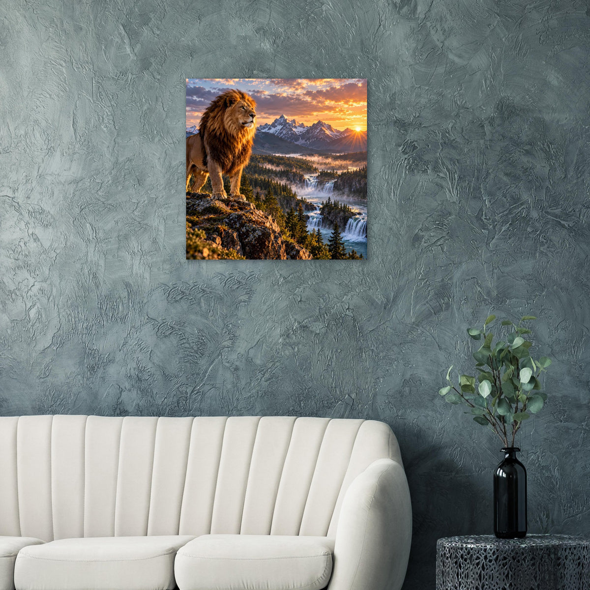 Wandposter mit Löwe auf Fels, Bergtal mit Fluss und goldenem Sonnenaufgang