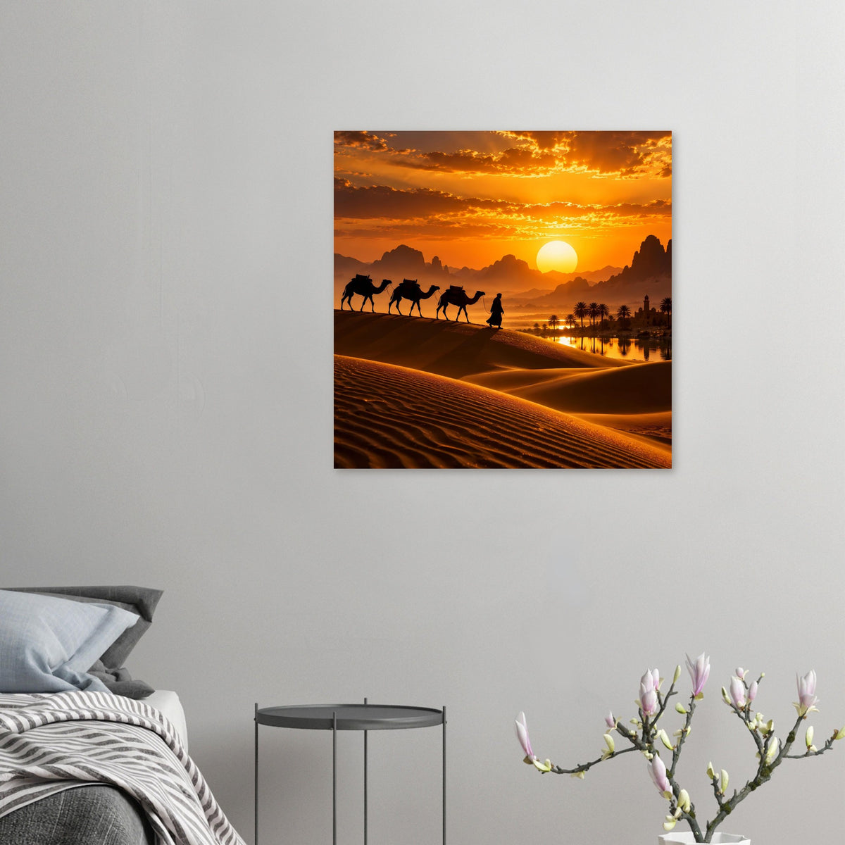 Premium-Poster: Wüstenkarawane mit Kamelen bei Sonnenuntergang, goldene Sonne über Dünen