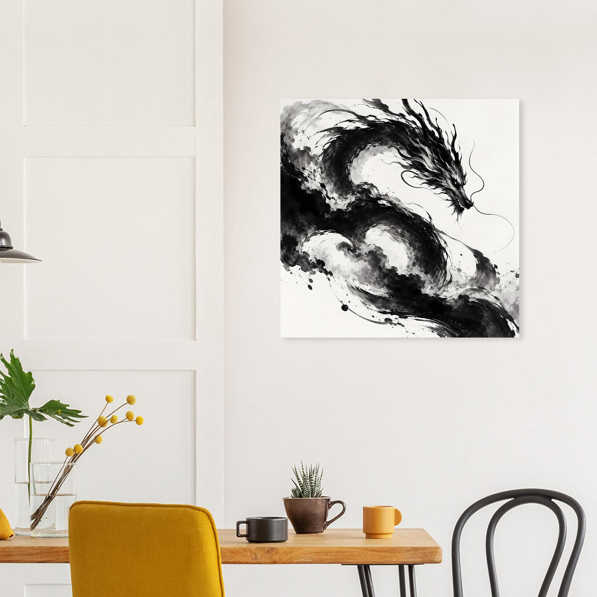 Drachenkunst-Poster in Schwarzweiß, weiß gerahmt über einer Holzkommode