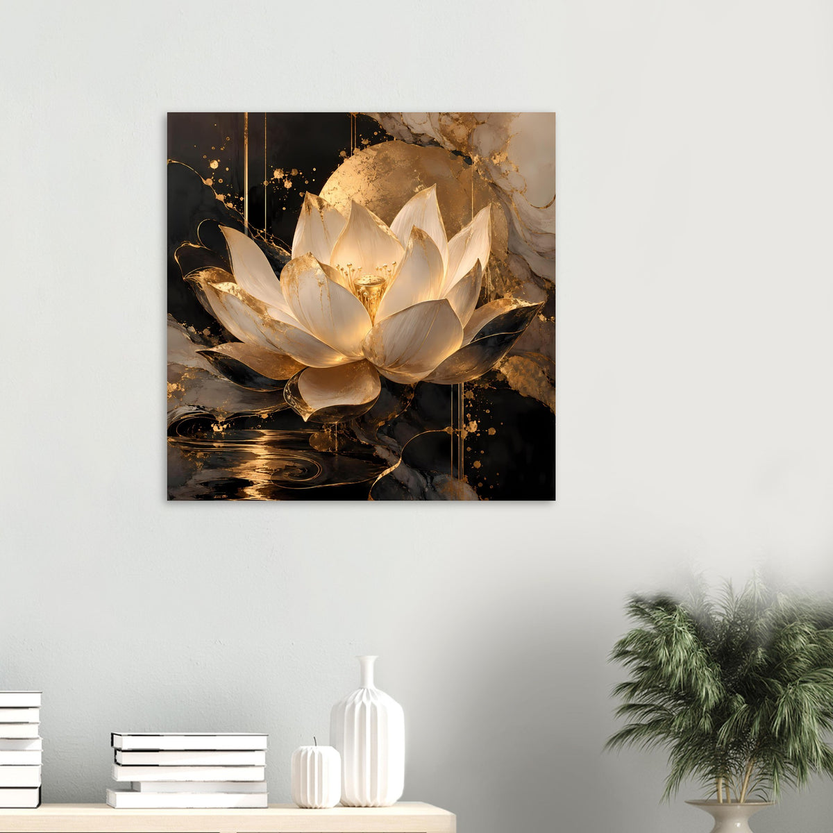 Wandposter mit Lotusblüte in Elfenbein und Gold, klarer Fokus auf die Blütenmitte.