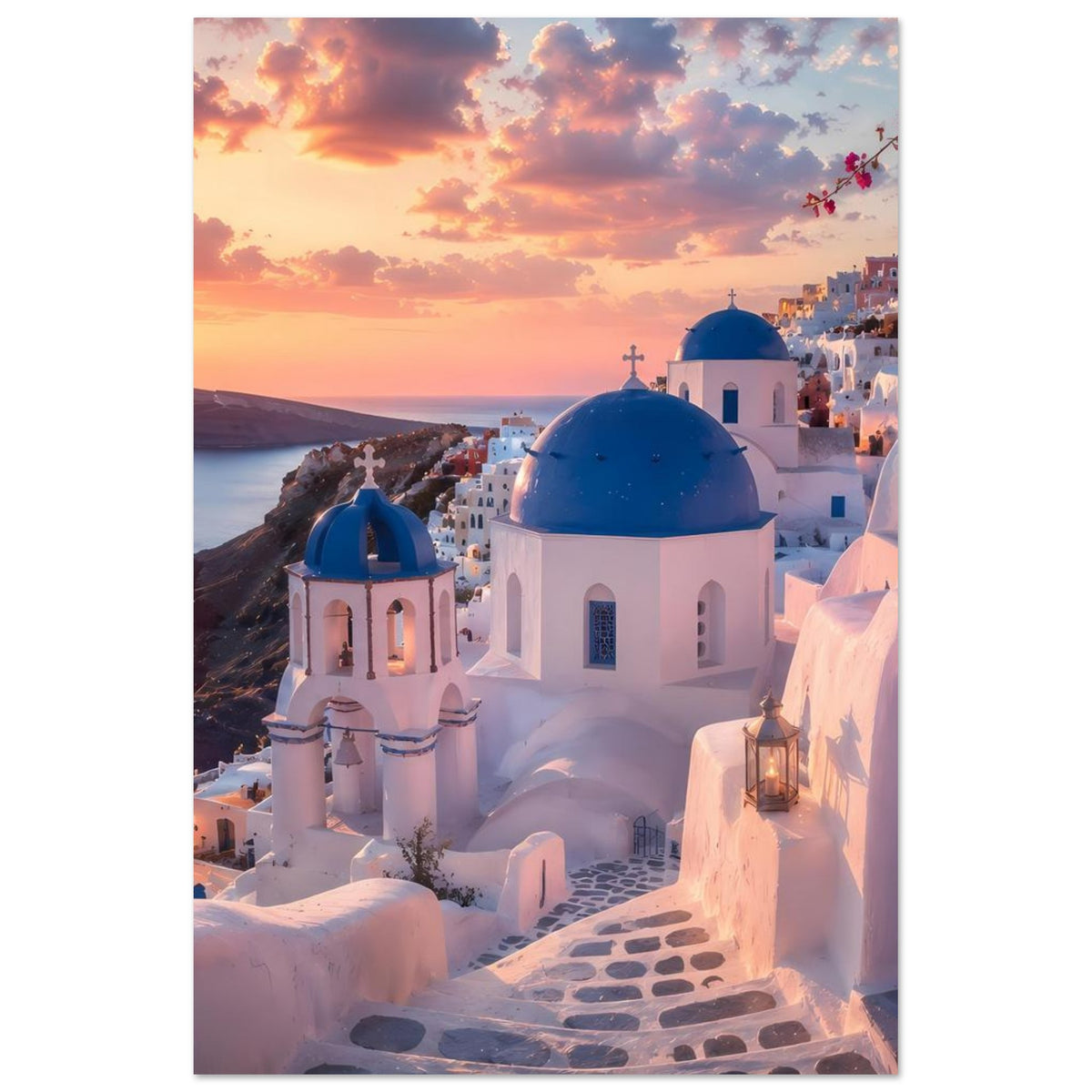 Vertikales Poster mit weißer Kirche, blauen Kuppeln und Sonnenuntergang über dem Meer