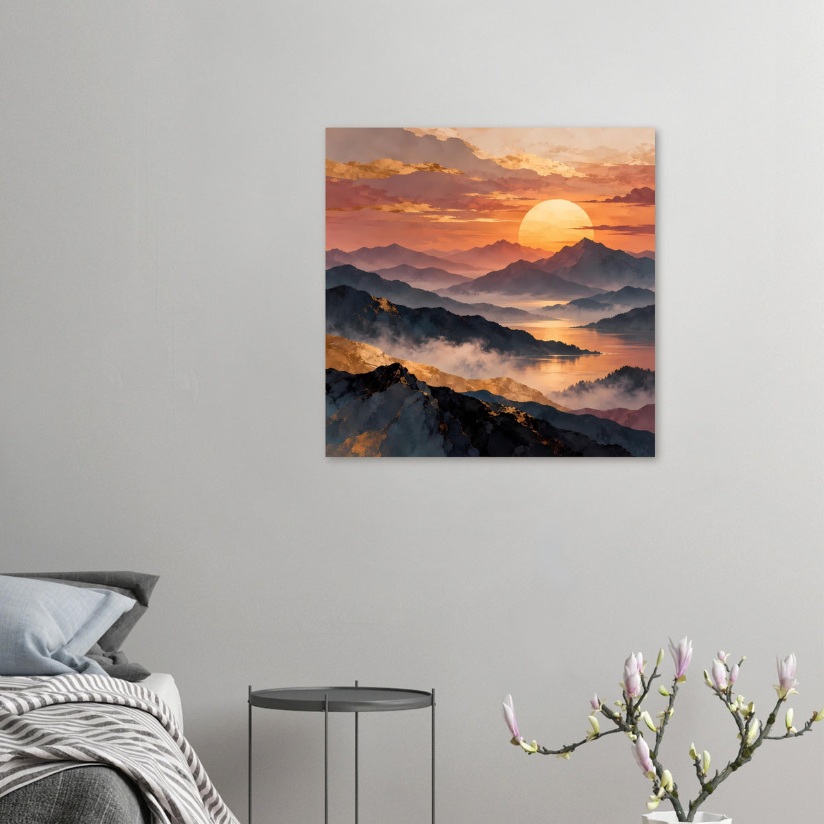 Kleines, gerahmtes Wandposter mit Sonnenuntergang über Bergen, großer Sonne und Nebel im Tal