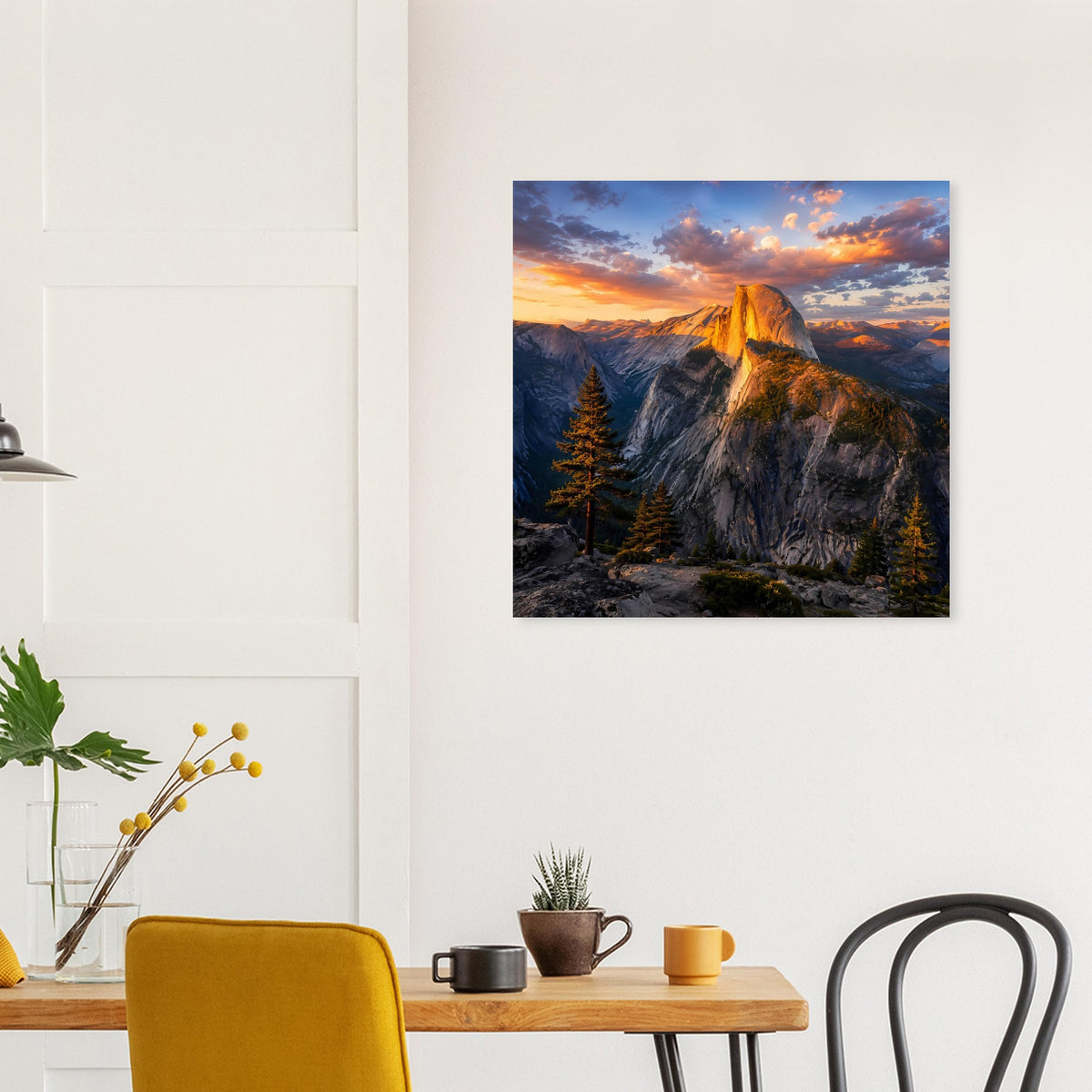 Quadratisches Poster mit Aussicht auf einen Felsberg im Abendlicht und Nadelbäumen