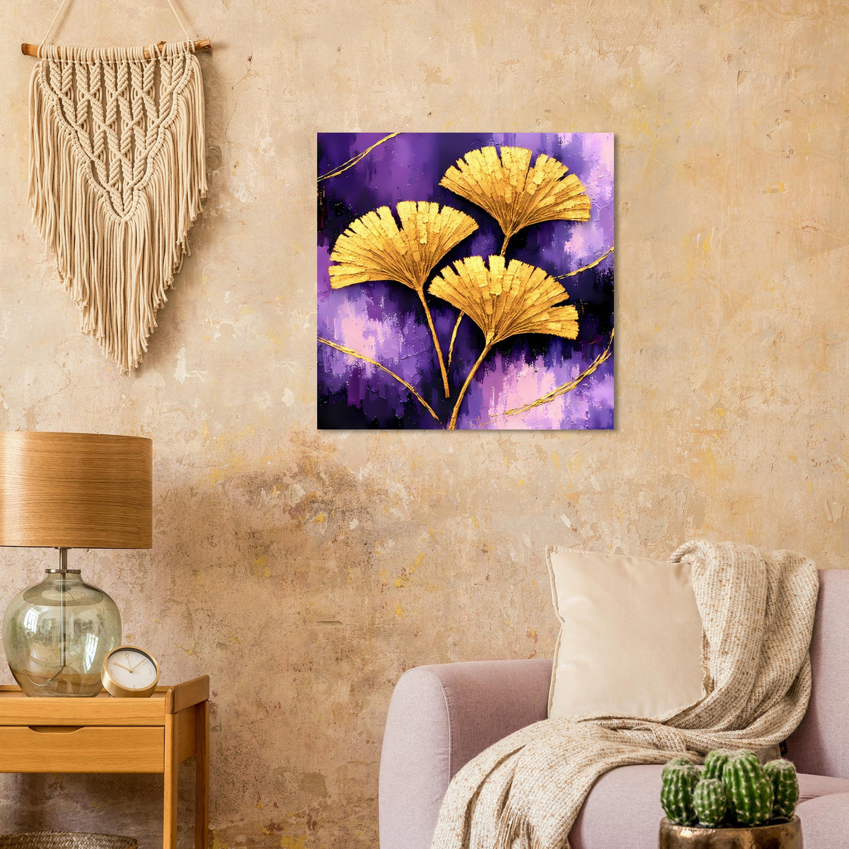 Quadratisches Poster mit drei goldenen Ginkgo-Blättern auf violettem Hintergrund und dünnen Linien